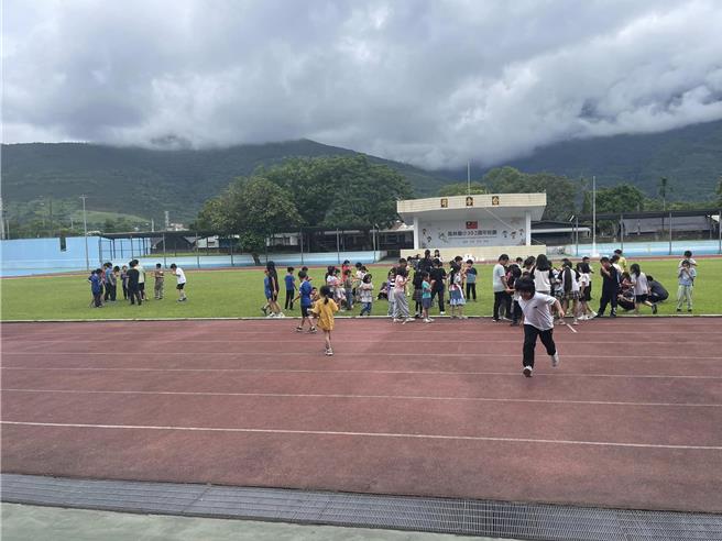 鳳林國小跑道將進行整修。（取材鳳林國小臉書）  