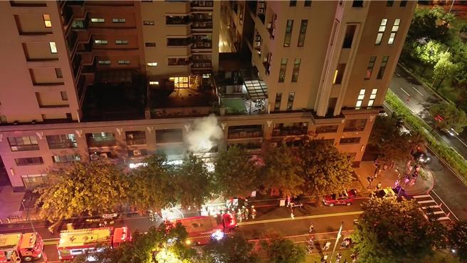 竹北市嘉丰七街某大楼1楼店面1日深夜发生火警，消防人员经40分钟灌救扑灭火势。（新竹县消防局提供／罗浚滨新竹传真）