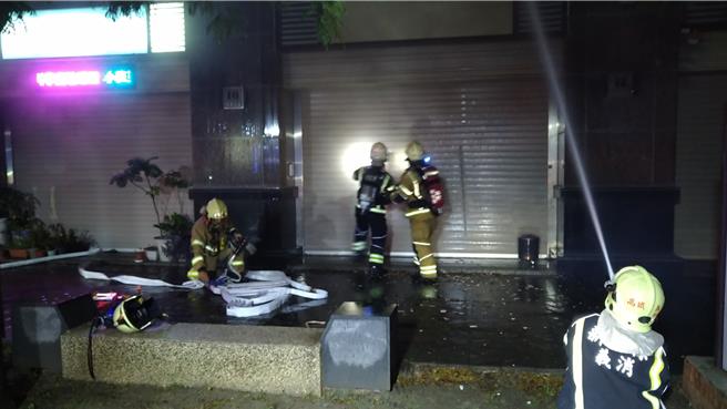 竹北市嘉丰七街某大楼1楼店面1日深夜发生火警，消防人员经40分钟灌救扑灭火势。（新竹县消防局提供／罗浚滨新竹传真）
