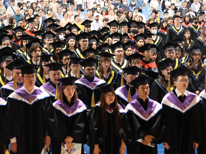 面对AI狂潮，新世代更应责无旁贷，和社会与地球建立共好关系，蔡明忠期勉毕业生对世界永保好奇，多接触国际知识及新闻，让台湾不会成为自我闭锁的岛屿及社会。(照片/东海大学提供)