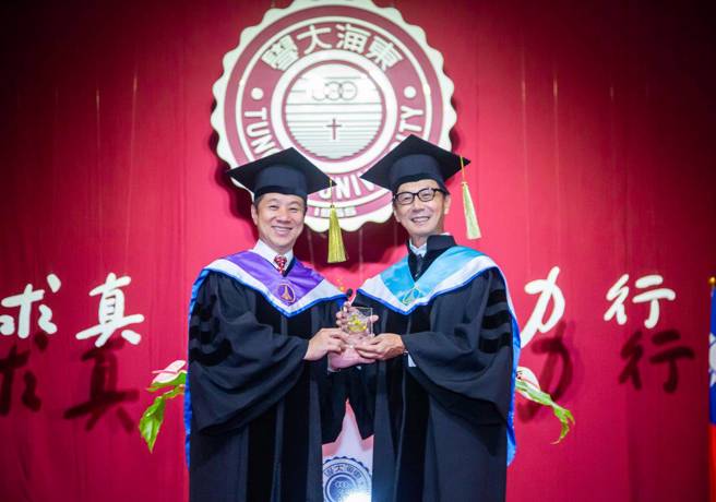 东海大学校长张国恩将面对失败的态度和精神称作奋斗力，勉励学生勇敢挑战，让自己保有接受失败的韧性，透过反思进而走向成功。(照片/富邦金控提供)