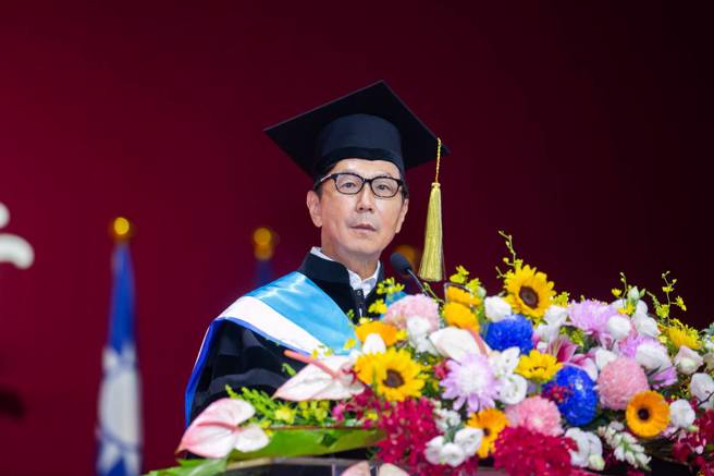 荣誉博士富邦集团董事长蔡明忠今出席113年东海大学毕业典礼，鼓励年轻人保有真诚和同理心，勿忘初衷。(照片/富邦金控提供)