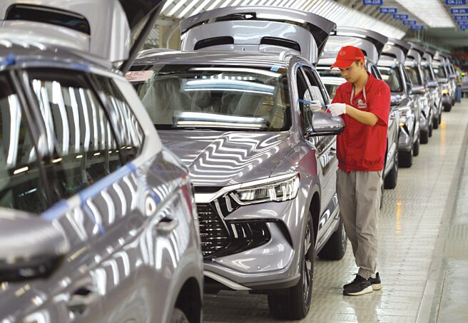 中国大陆电动车（EV）出口持续扩大，带动亚洲发往欧洲货物量增加。（图／新华社）