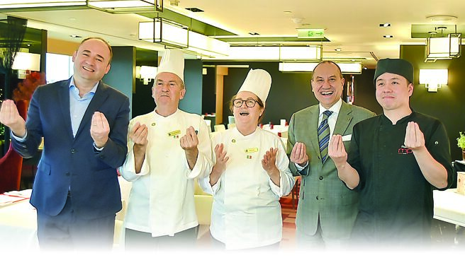 新加坡香格里拉瀑布餐厅义籍经理安德里亚诺·卡尔博蒂（Andreano Carbotti，左起）、父亲米开朗基罗·卡尔博蒂（Michelangelo Carbotti）、母亲玛丽亚·马泰拉（Maria Matera）、台北远东香格里拉总经理万佐东（Marco Vazzoler）与马可波罗餐厅主厨徐维志。图／姚舜