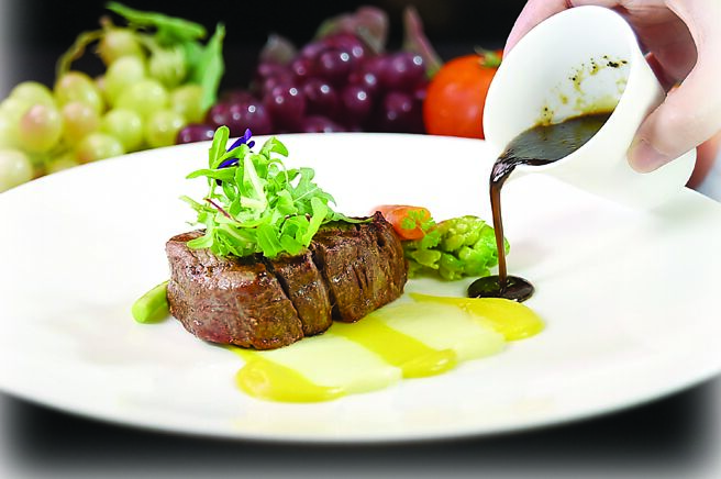 〈炭烤美国顶级菲力牛排〉的菲力以Josper Gril烤炉直火炭烤后，呈盘搭配南瓜泥、洋芋泥、晚香玉笋，并淋上加了松露酱的牛肉汁提味。图／姚舜