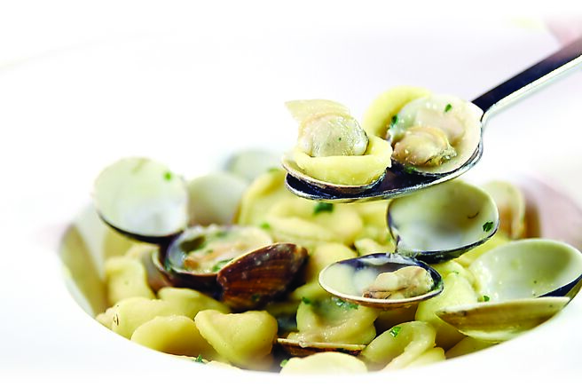 〈手工猫耳朵麵佐蛤蛎及白腰豆〉做法是将猫耳朵煮到七、八分熟，再将新鲜蛤蛎先在热锅为煎炒出香气，再陆续放阳光熟成的番茄与白腰豆与猫耳朵合炒成菜。图／姚舜