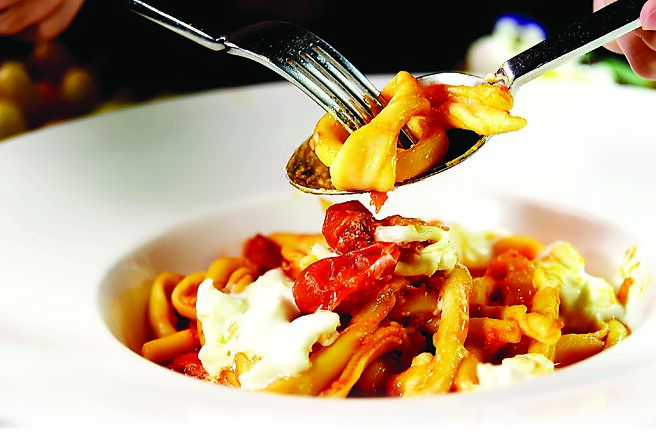〈义式手卷麵佐番茄酱汁衬丝绸乳酪〉的手卷麵，麵体弹Q厚实带有嚼劲，提味的番茄酱汁（sugo schiattariciati）非常经典。图／姚舜