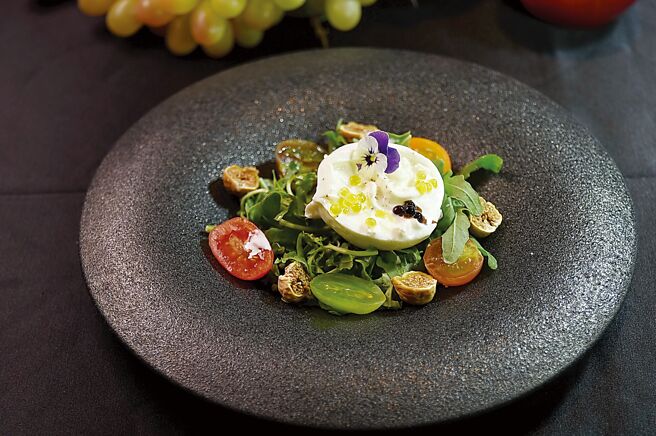 台北远东香格里拉「南义美食节」套餐前菜〈布拉塔起司佐芝麻菜沙拉衬无花果乾及樱桃番茄〉。图／姚舜