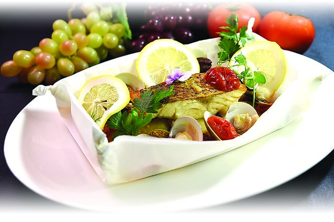 〈义式香料水煮红鲷鱼〉是南义传统美食，新鲜鲷鱼基础调味香煎至金黄色后放入锅中，与鲜美的蛤蜊、酸甜的番茄、酸豆、马铃薯、香草和黑橄榄一起焖煮成菜，口感与色彩一样丰富缤纷。图／姚舜