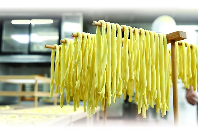 〈手卷麵〉（Sagne Ncannulate）是将麵切成条状再利用管子或圆棍卷成螺旋状，然后任麵从棍上滑落并晾乾。图／姚舜
