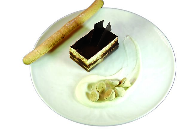 义大利经典甜点〈提拉米苏〉，搭配蛋白糖霜与手指饼乾棍一起呈现。图／姚舜