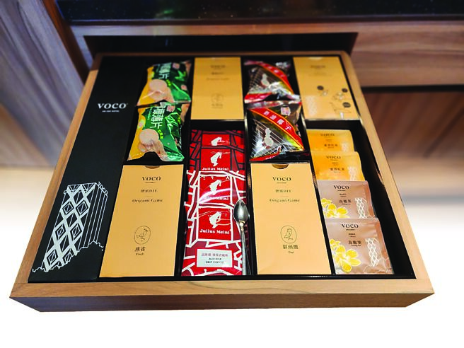 嘉义福容voco酒店客房Mini Bar免费提供福义轩零食、奥地利咖啡包，还包有小彩蛋吉祥物趣味折纸。图／姚舜
