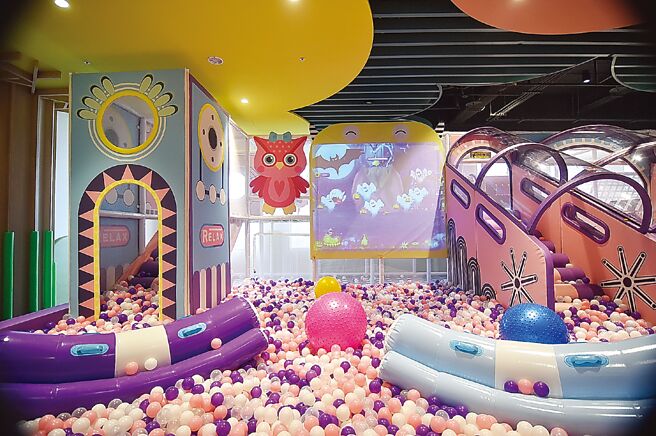 嘉义福容voco酒店7楼有300坪的休閒中心，儿童俱乐部有溜滑梯、大片球海，以及互动式游戏，提供小朋友们开心放电。图／姚舜