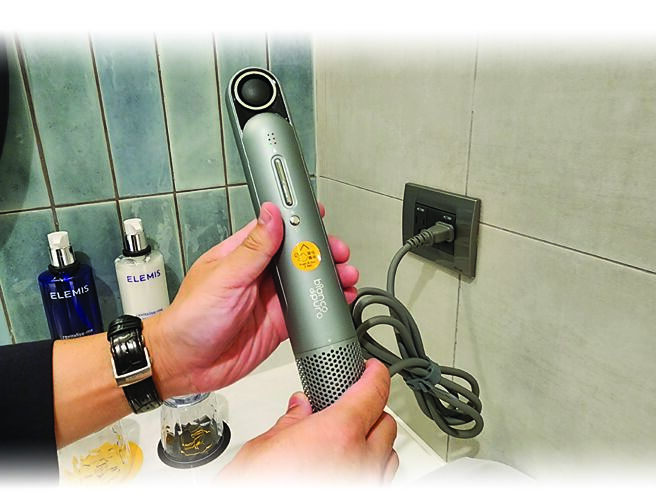 嘉义福容voco酒店浴室採用德国品牌Bianco-di-puro负离子吹风机，重量轻巧风力十足。图／姚舜