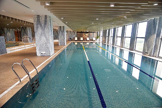 嘉义福容voco酒店位在7楼的泳池有三个水道，水道长20公尺。图／姚舜