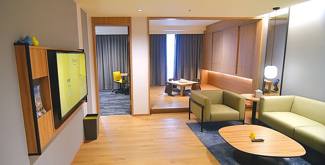 嘉义福容voco酒店的370间客房有多种房型，图为有客厅与日式茶席的套房。图／姚舜