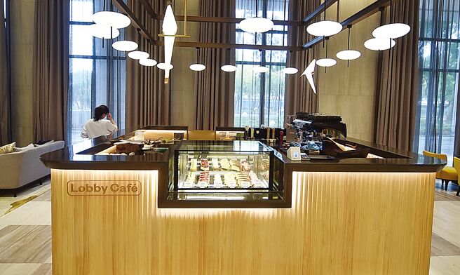 嘉义福容voco酒店一楼设有Lobby Cafe，提供咖啡与糕点等轻食与饮料。图／姚舜