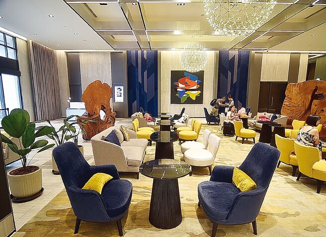 嘉义福容voco酒店一楼Lobby Cafe的家具色彩鲜明，展现品牌活泼的调性。图／姚舜