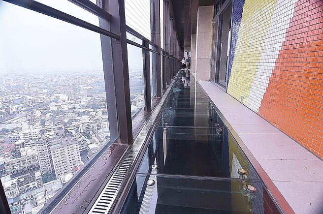 嘉义福容voco酒店32楼的高空玻璃步道，白天可远眺阿里山，晚上可欣赏嘉义美丽夜景。图／姚舜