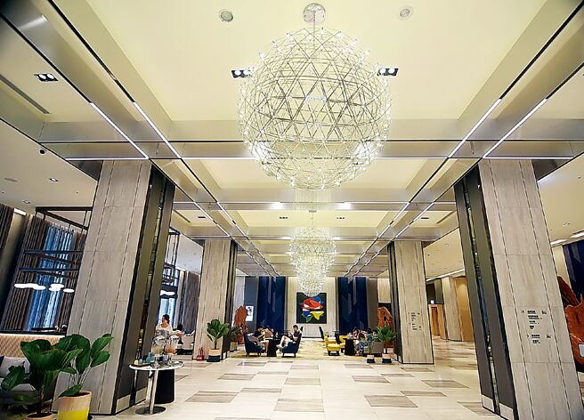 嘉义福容voco酒店一楼大厅挑高6.5米，装潢设计时尚现代。图／姚舜