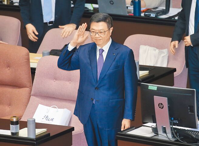 行政院长卓荣泰，昨日赴立法院施政报告并备询，进入议场时向在场立委致意。（姚志平摄）