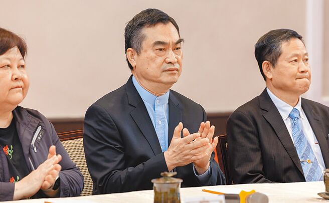 副总统萧美琴昨日主持考试院正副院长及考试委员被提名人记者会，台北市前副市长邓家基（中）也入列。（总统府提供）