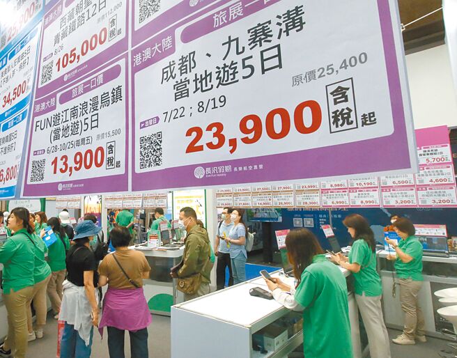 以两岸观光僵局来看，大陆4月底先行宣布要开放福建民眾到马祖旅游，开放幅度虽不大，但已先释出善意。图为5月31日在台北世贸一馆举行的台北国际观光博览会中，业者贴出赴陆旅游的广告。（赵双杰摄）