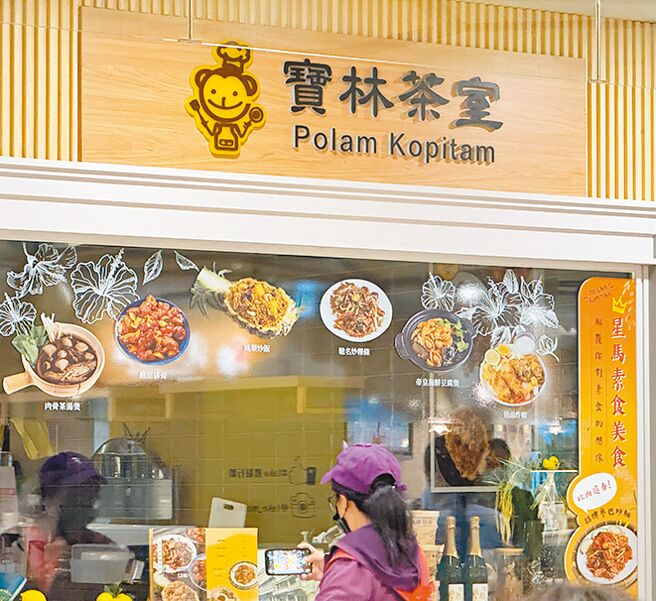 寶林茶室2死鑑定報告送北檢。圖為日前民眾經過寶林茶室店門口，拿手機拍攝。（本報資料照片）