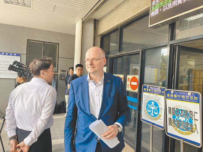 德商MVTec公司跨海控告大立光侵權，5月31日上午首度開庭，負責人Olaf Munkelt（右）控訴台灣司法不公不義，台中地檢署對此表達遺憾。（王煌忠攝）