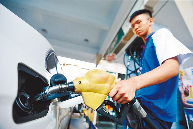 中油正式向因新任经济部长郭智辉提报废除油价缓涨机制，未来亚邻最低价门槛可能改为均价，未来油价涨幅可能扩大。（本报资料照片）