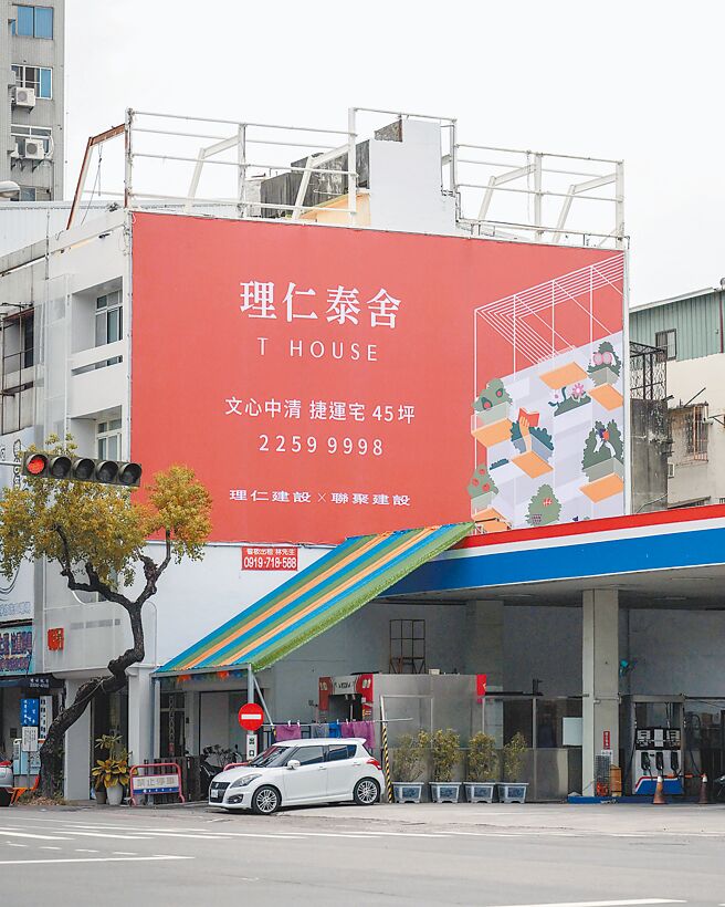 「理仁泰舍」紧邻捷运文心中清站，享有地段、成熟生活机能及交通优势。（王莫昀摄）