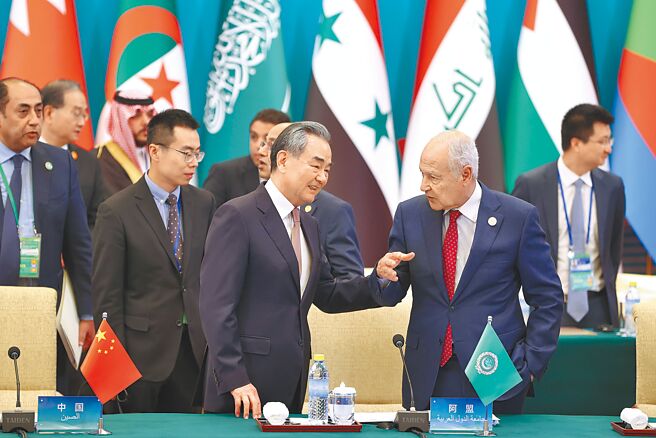 中国-阿拉伯合作论坛第十届部长级会议5月30日在北京举行，图为中共政治局委员兼外长王毅（前左）与阿盟秘书长盖特（前右）谈话。（中新社）