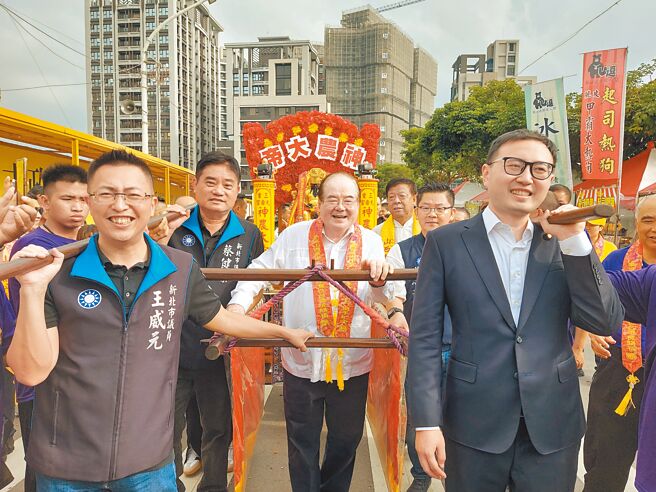 大陸山西高平炎帝祖廟文化參訪團5月31日抵台，三重先嗇宮董事長李乾龍（後排中）與國民黨立委廖先翔，新北市議員黃心華、蔡健棠、王威元等人迎神尊，前往先嗇宮。（張鎧乙攝）