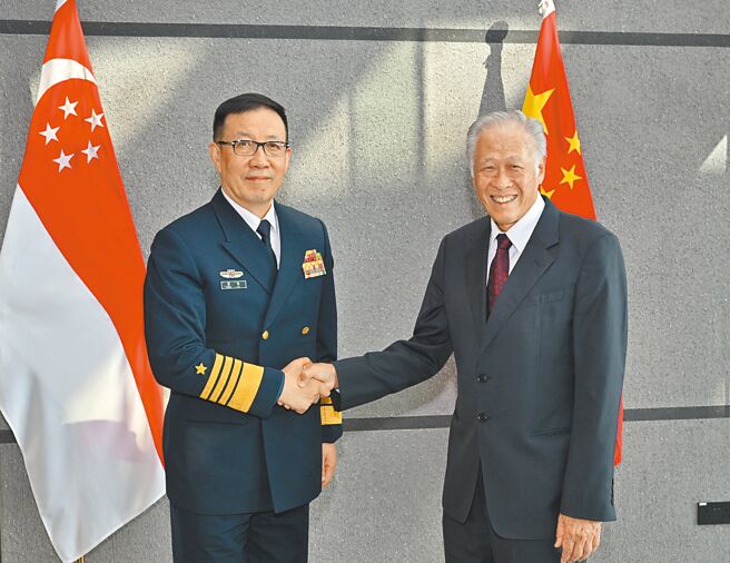 澳洲、英國、馬來西亞、紐西蘭和新加坡的防長在香會的場邊協商「五國團結」年度軍演。圖為新加坡防長黃永宏（右）5月30日與到訪的中國防長董軍（左）共同主持第三屆新加坡-中國防長對話。（摘自黃永宏社群媒體X）