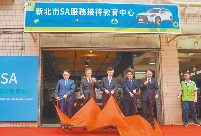 新北高工SA服务接待教育中心启用，新北市教育局长张明文（左三）受邀出席揭牌仪式。（新北市教育局提供／王扬杰新北传真）