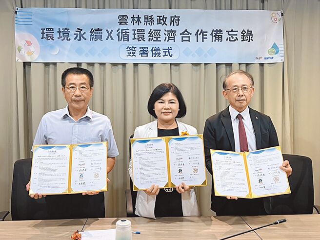 云林县长张丽善（中）、台大生命科学院院长江伯伦（右）、大埤乡长林森宝（左），5月31日签署运用研究于处理酸菜废水的合作备忘录。（周丽兰摄）