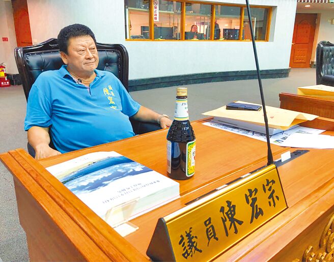 因關心鄉間酒駕議題惹議，民眾黨台東縣議員陳宏宗5月31日在台東縣議會向大眾及台東縣長饒慶鈴公開道歉。（蔡旻妤攝）