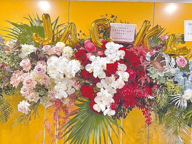 江蕙送上花籃祝賀，還說想再跟張學友合唱〈家後〉。（黃雯犀攝）