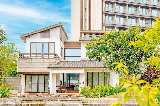 宜兰绿舞国际观光饭店「线上旅展」优惠，豪华湖畔Villa加赠二人免费入住，六人包栋每人只要4781元起，还可加购「烤肉盛宴餐券」。（宜兰绿舞国际观光饭店提供）