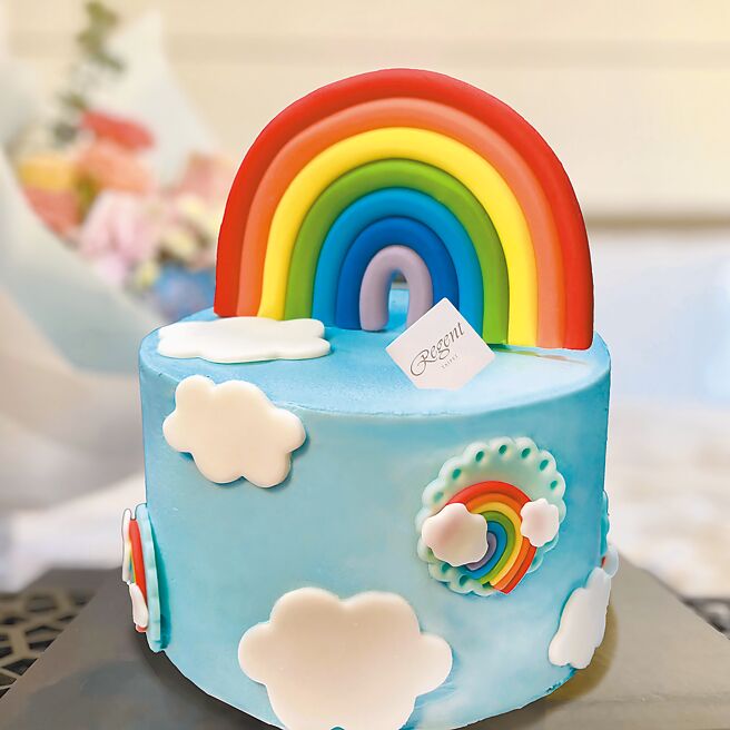 「水舞嘉年华」住房专案，饭店准备造型吸睛的「彩虹香芒戚风蛋糕」迎客。（台北晶华酒店提供）