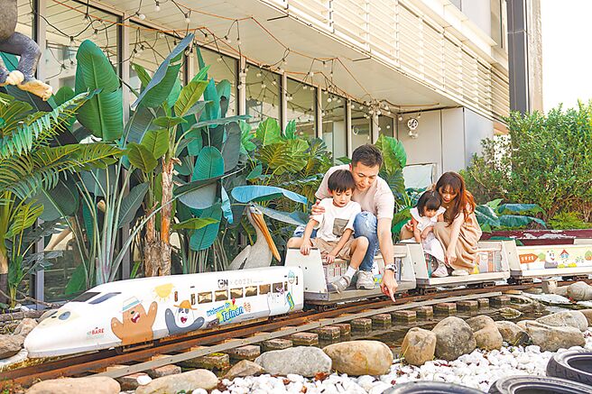 和逸饭店台南馆户外百坪奇趣操场的「熊熊遇见你」爱嘟嘟小火车最受欢迎。（国泰饭店观光事业提供）