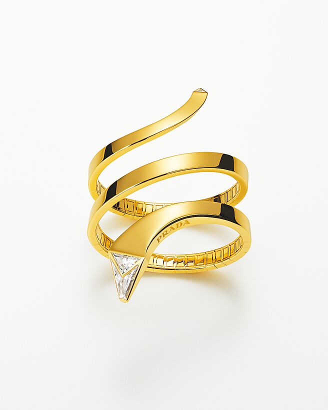 PRADA ETERNAL GOLD 18K黃金與實驗室鑽石蛇形手鐲。（PRADA提供）