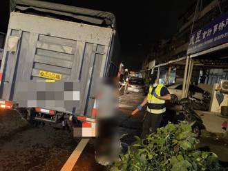 新北女運將慘遭貨車「電尾門夾頭」無生命跡象送醫搶救