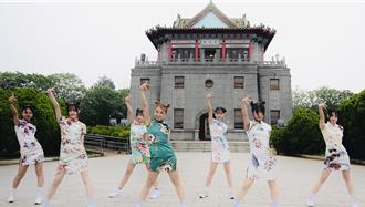 影》金門女團穿高衩旗袍挑戰16蹲 火辣舞姿1天吸萬人點閱