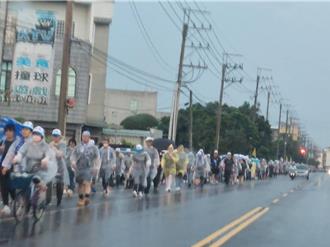 學甲慈濟宮辦健走遇雨 2000人不畏風雨走完7.8公里