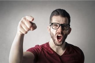 行車糾紛譙刺青男「流氓」 法官改判無罪原因曝光