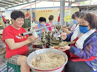 端午節將至 佳里家扶志工綁2200顆愛心粽送暖