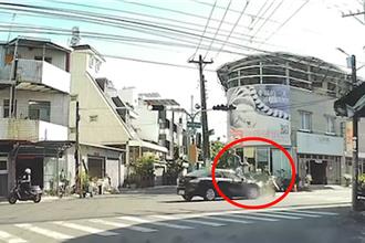 酒駕轉彎遭直行車猛撞噴飛 男騎士空中翻滾落地