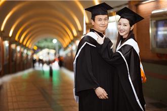 曾莞婷、王振復世新碩士班畢業了！ 同獲傑出表現獎