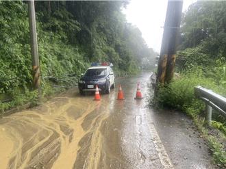 山區大雨不斷 南投仁愛鄉投89線土石滑落 人車須改道